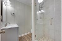 默特尔比奇Beachy Keen, North Myrtle Beach beach single-family house, 150 feet to ocean! Pets welcome!的带淋浴和水槽的白色浴室