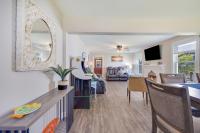 Beachy Keen, North Myrtle Beach beach single-family house, 150 feet to ocean! Pets welcome!的电视和&#47;或娱乐中心
