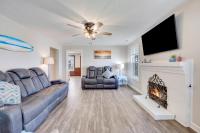 Beachy Keen, North Myrtle Beach beach single-family house, 150 feet to ocean! Pets welcome!的电视和&#47;或娱乐中心