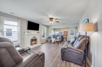 默特尔比奇Beachy Keen, North Myrtle Beach beach single-family house, 150 feet to ocean! Pets welcome!的有两张沙发和一个壁炉的客厅