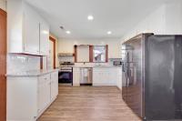 Beachy Keen, North Myrtle Beach beach single-family house, 150 feet to ocean! Pets welcome!的厨房或小厨房