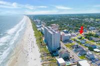 默特尔比奇Beachy Keen, North Myrtle Beach beach single-family house, 150 feet to ocean! Pets welcome!的红箭头的海滩空中景色