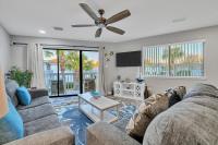 德斯坦Crystal Village II 6B - Close to the Beach 2BD 2BA的客厅配有两张沙发和吊扇
