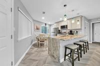 德斯坦Crystal Village II 6B - Close to the Beach 2BD 2BA的一个带酒吧凳的大岛的厨房