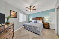 德斯坦Crystal Village II 6B - Close to the Beach 2BD 2BA的带床和吊扇的卧室
