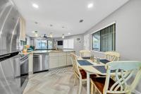 德斯坦Crystal Village II 6B - Close to the Beach 2BD 2BA的一间带桌子和椅子的大厨房