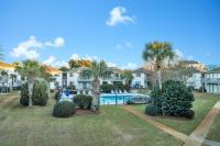 德斯坦Crystal Village II 6B - Close to the Beach 2BD 2BA的带游泳池和棕榈树的别墅