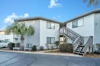 德斯坦Crystal Village II 6B - Close to the Beach 2BD 2BA的一间前面有楼梯的房子