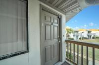 德斯坦Crystal Village II 6B - Close to the Beach 2BD 2BA的通往阳台的门,享有房子的景色
