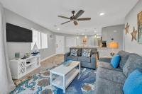 德斯坦Crystal Village II 6B - Close to the Beach 2BD 2BA的有两张沙发和一台电视的客厅