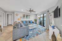 德斯坦Crystal Village II 6B - Close to the Beach 2BD 2BA的带沙发和电视的客厅