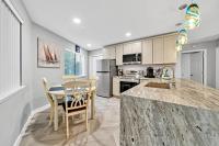 Crystal Village II 6B - Close to the Beach 2BD 2BA的厨房或小厨房
