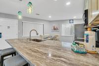 Crystal Village II 6B - Close to the Beach 2BD 2BA的厨房或小厨房
