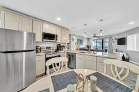 Crystal Village II 6B - Close to the Beach 2BD 2BA的厨房或小厨房