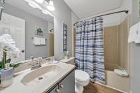 Crystal Village II 6B - Close to the Beach 2BD 2BA的一间浴室