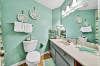Crystal Village II 6B - Close to the Beach 2BD 2BA的一间浴室