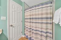 Crystal Village II 6B - Close to the Beach 2BD 2BA的一间浴室