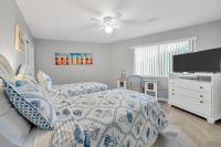 Crystal Village II 6B - Close to the Beach 2BD 2BA的电视和&#47;或娱乐中心