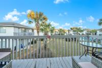 Crystal Village II 6B - Close to the Beach 2BD 2BA的阳台或露台
