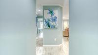 德斯坦Poolside Villas 106 - Updated beachfront condo on Holiday Isle in Destin的走廊上绘有棕榈树的画