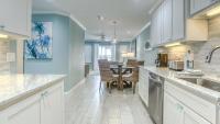 德斯坦Poolside Villas 106 - Updated beachfront condo on Holiday Isle in Destin的带水槽和桌子的厨房