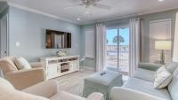 德斯坦Poolside Villas 106 - Updated beachfront condo on Holiday Isle in Destin的带沙发和电视的客厅