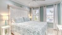 Poolside Villas 106 - Updated beachfront condo on Holiday Isle in Destin客房内的一张或多张床位