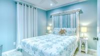 Poolside Villas 106 - Updated beachfront condo on Holiday Isle in Destin客房内的一张或多张床位