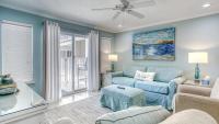 Poolside Villas 106 - Updated beachfront condo on Holiday Isle in Destin的休息区