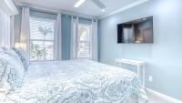 Poolside Villas 106 - Updated beachfront condo on Holiday Isle in Destin客房内的一张或多张床位