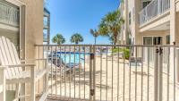 Poolside Villas 106 - Updated beachfront condo on Holiday Isle in Destin的阳台或露台