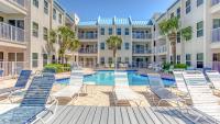 Poolside Villas 106 - Updated beachfront condo on Holiday Isle in Destin内部或周边的泳池