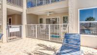 Poolside Villas 106 - Updated beachfront condo on Holiday Isle in Destin的阳台或露台
