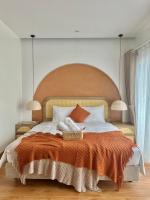 iRest Orange Tay Ho Lakeside Apartment客房内的一张或多张床位