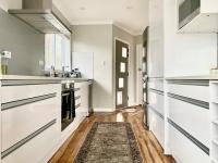 M&amp;K Home with central air condition, 4 bedrooms, by Chartwell Shopping Centre的厨房或小厨房