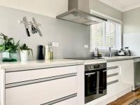 M&amp;K Home with central air condition, 4 bedrooms, by Chartwell Shopping Centre的厨房或小厨房