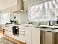M&amp;K Home with central air condition, 4 bedrooms, by Chartwell Shopping Centre的厨房或小厨房
