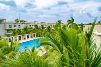 Playa Palmera Beach Resort内部或周边的泳池