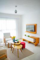 Playa Palmera Beach Resort的电视和/或娱乐中心