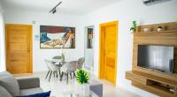 Playa Palmera Beach Resort的电视和/或娱乐中心