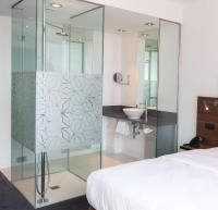 DoubleTree by Hilton Frankfurt Niederrad的一间浴室