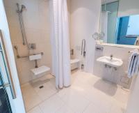 DoubleTree by Hilton Frankfurt Niederrad的一间浴室