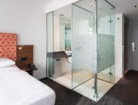 DoubleTree by Hilton Frankfurt Niederrad的一间浴室