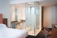 DoubleTree by Hilton Frankfurt Niederrad的一间浴室