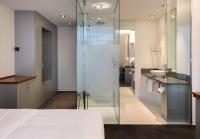DoubleTree by Hilton Frankfurt Niederrad的一间浴室