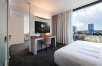 DoubleTree by Hilton Frankfurt Niederrad客房内的一张或多张床位