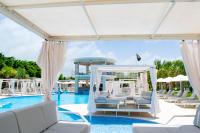 Playa Palmera Beach Resort内部或周边的泳池
