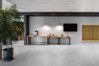 Park Inn by Radisson Vilnius Airport Hotel & Conference Centre的厨房或小厨房