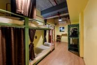 Sleeper Hostel客房内的一张或多张床位