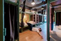 Sleeper Hostel客房内的一张或多张床位